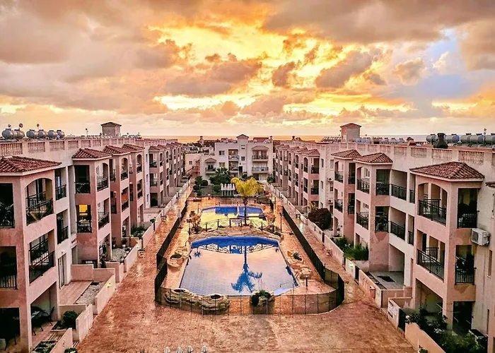 Royal-Seacrest Oasis, Pool-Side