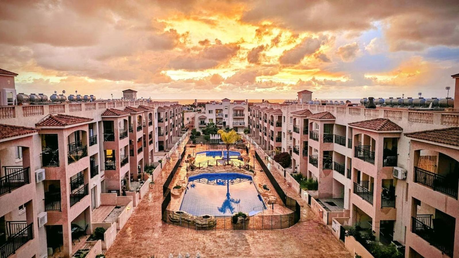 Royal-seacrest Oasis, Pool-side Apartment *
