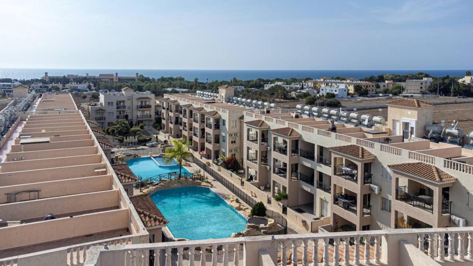 Royal-seacrest Oasis, Pool-side *